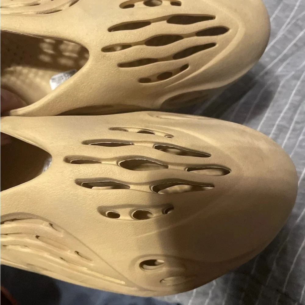adidas Yeezy Foam Runner Sand/Beige Slip-On - Picture 4 of 8